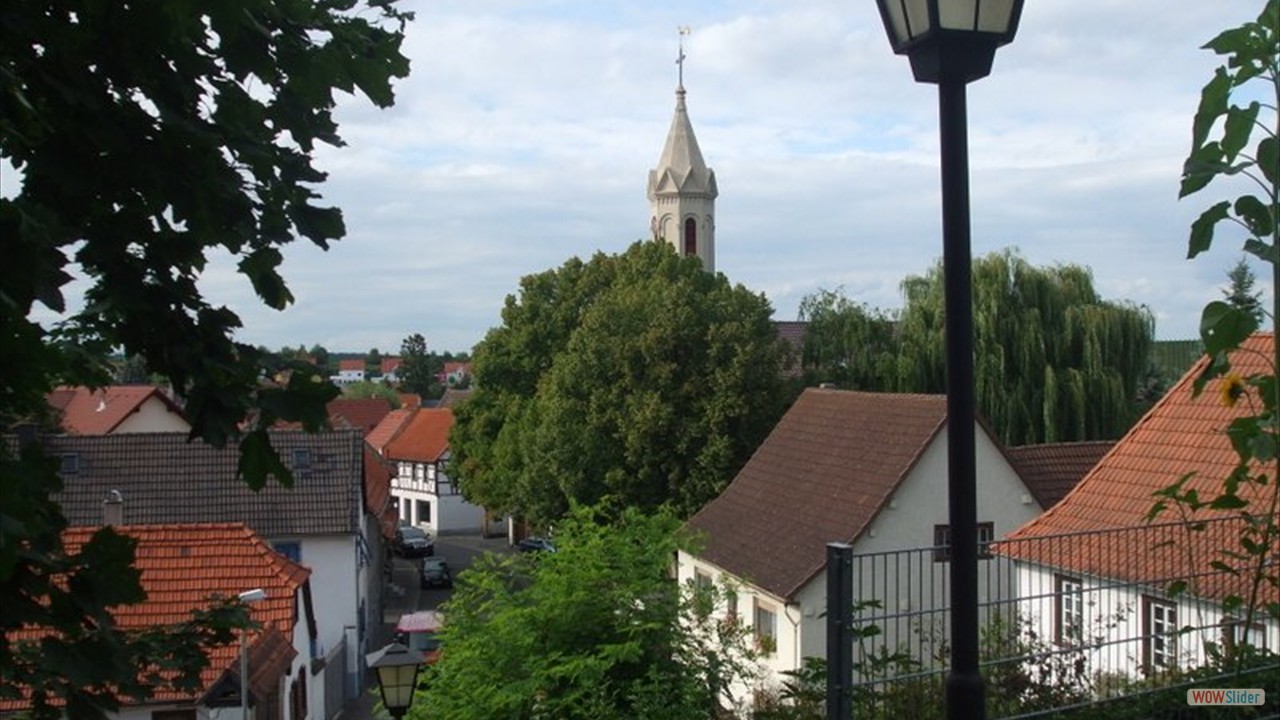 Blick vom Friedhof zur ev. Kirche